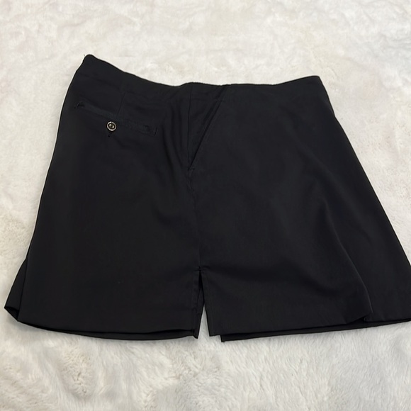 Lady Hagen Black size 6 skort, has pockets perfect for a round of golf - Picture 7 of 16